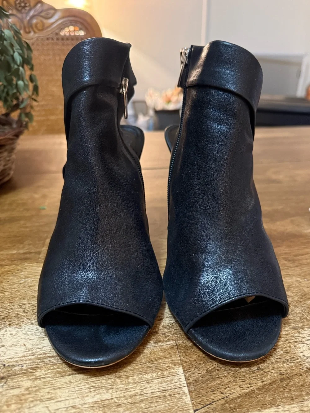 Vince Camuto Womens Black Leather Peep Toe Zipper closure Careeta Heels Size 10